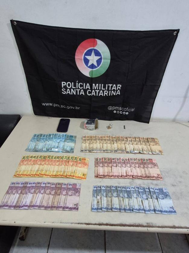 👮 PM realiza ofensiva contra o tráfico de drogas e prende quatro pessoas no Sul de SC