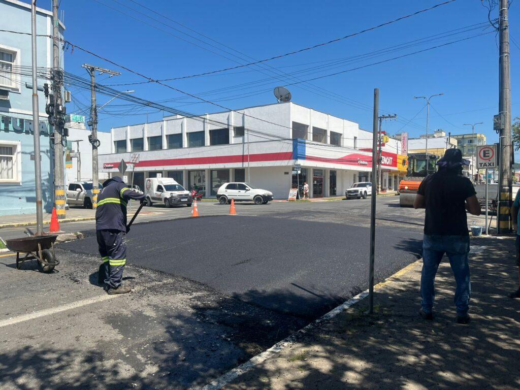 🛣️ Usina de asfalto do CIM-Amurel executa obras de segurança viária em Braço do Norte