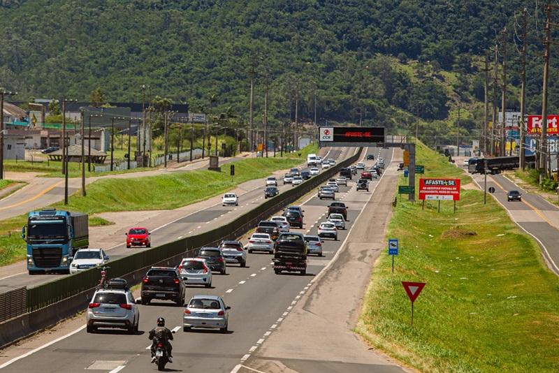 🛣️ Volta do Carnaval deve aumentar em 55% o fluxo de veículos nas rodovias de SC