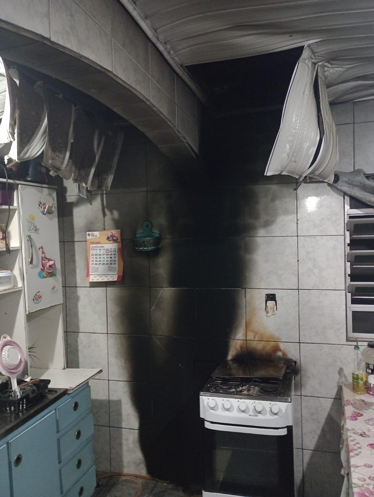 🚒 Bombeiros combatem incêndio causado por vazamento em botijão de gás