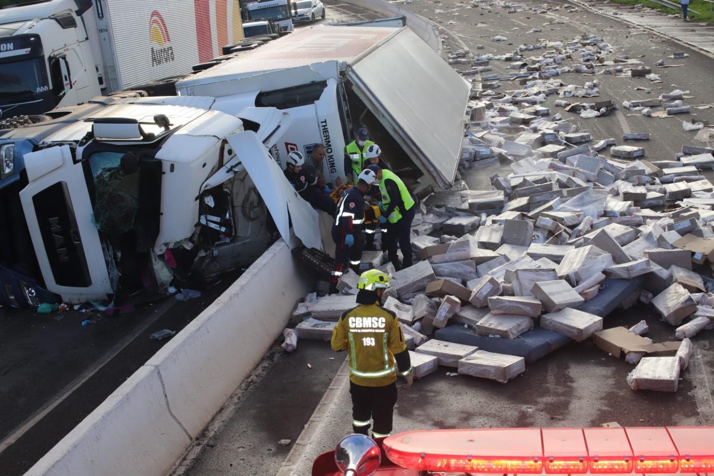 🚨 Carreta de carne tomba na BR-282 e carga é saqueada por populares - Assista o vídeo