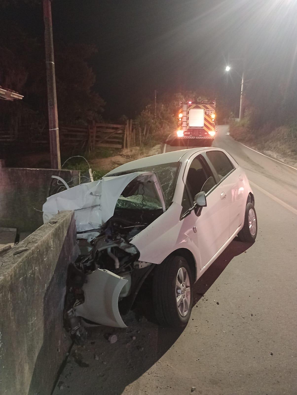 🚗 Carro invade muro de residência e mobiliza Bombeiros