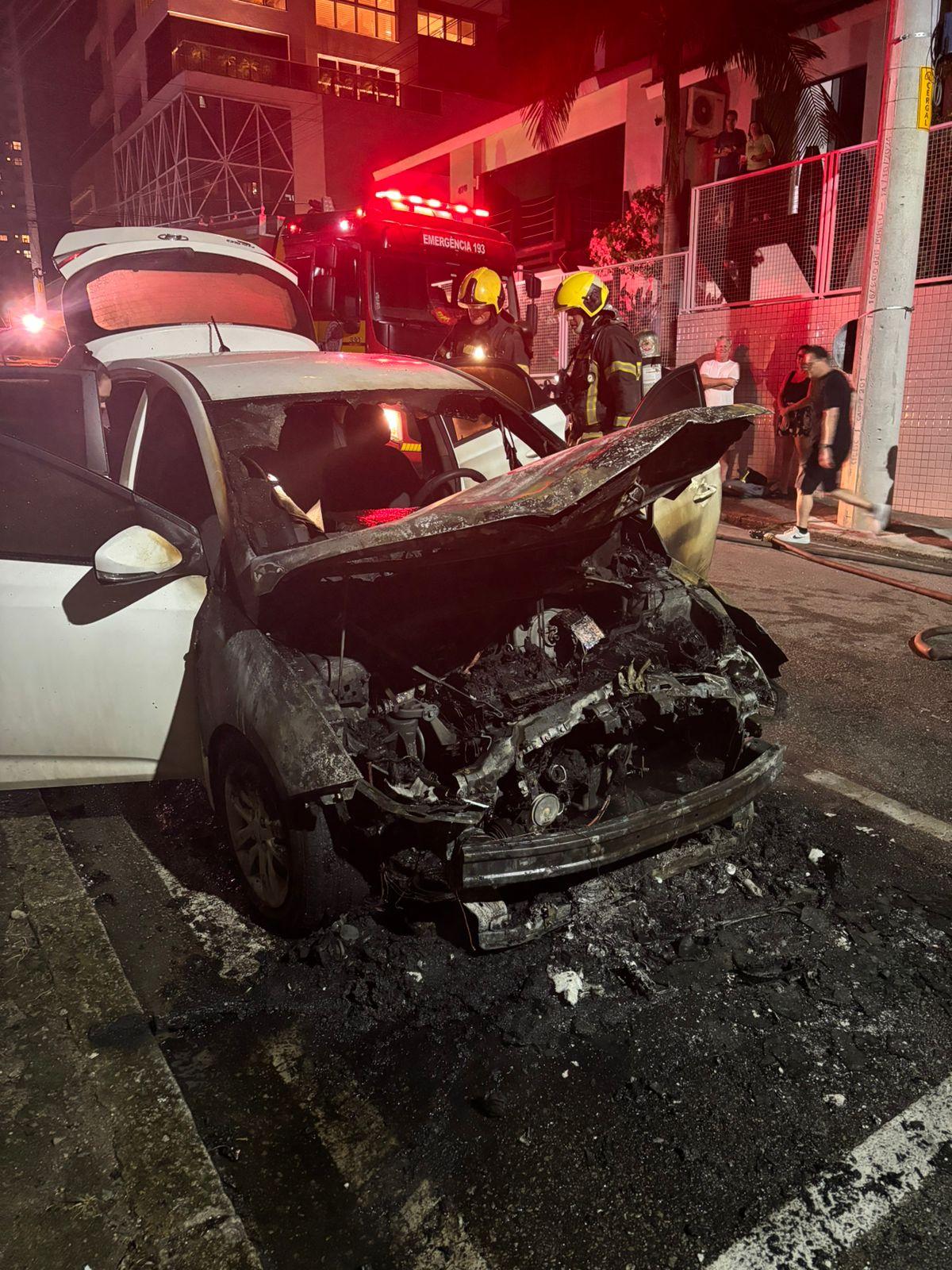 🚗 Carro pega fogo logo após estacionar no Centro de Tubarão