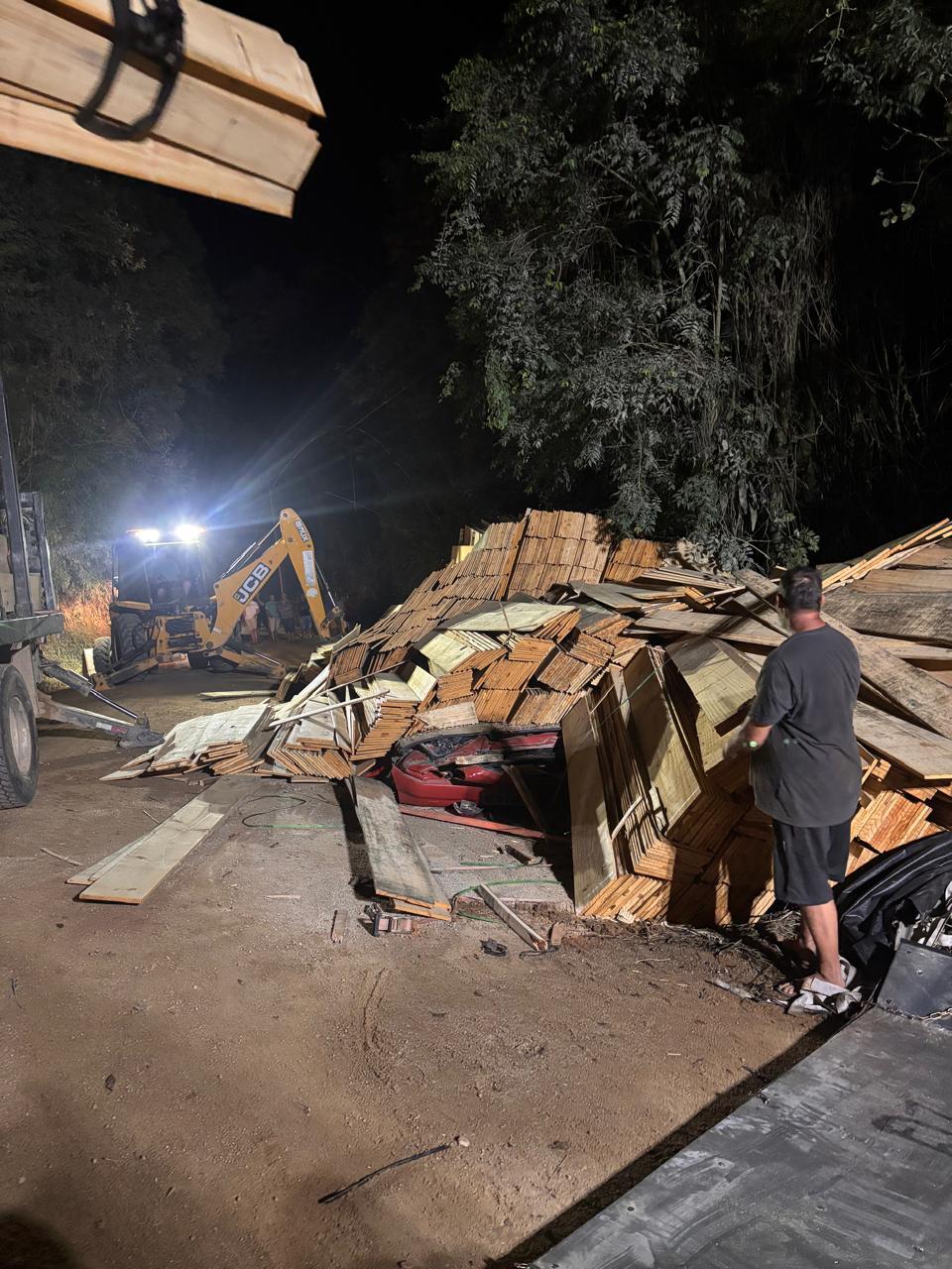 🕯️ Casal morre em grave acidente com caminhão de madeira na SC-435