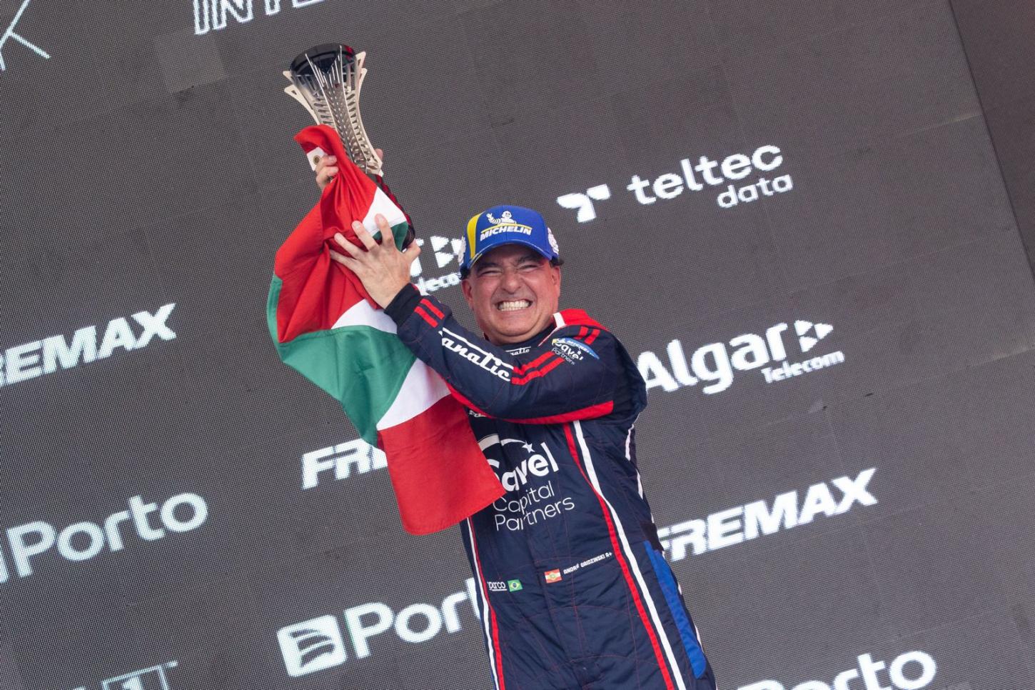 🏆 Catarinense André Gaidzinski estreia com pódio duplo na Porsche Cup Brasil 2026