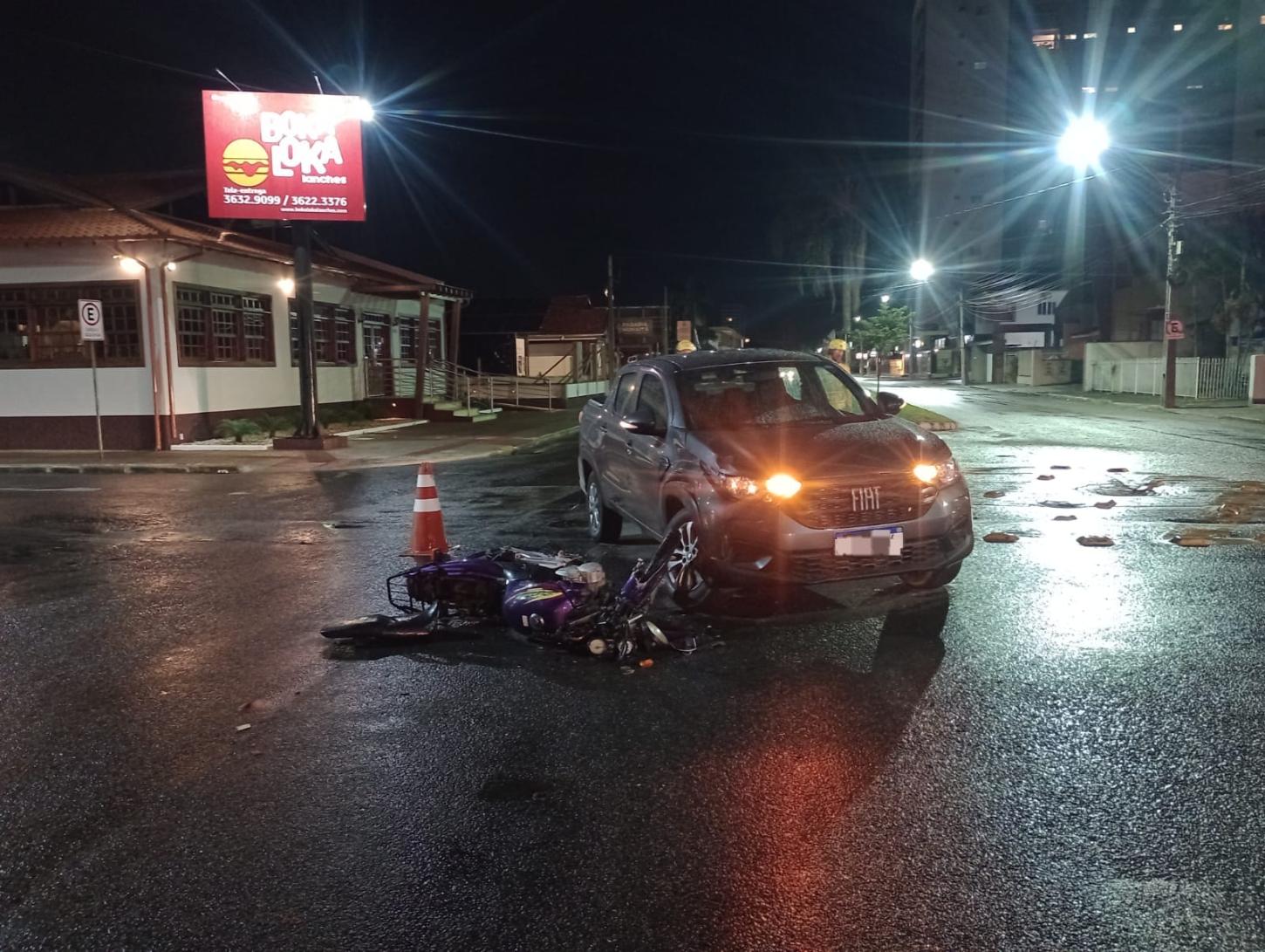 🏍️ Colisão entre carro e moto mobiliza Bombeiros na Avenida Pedro Zapelini