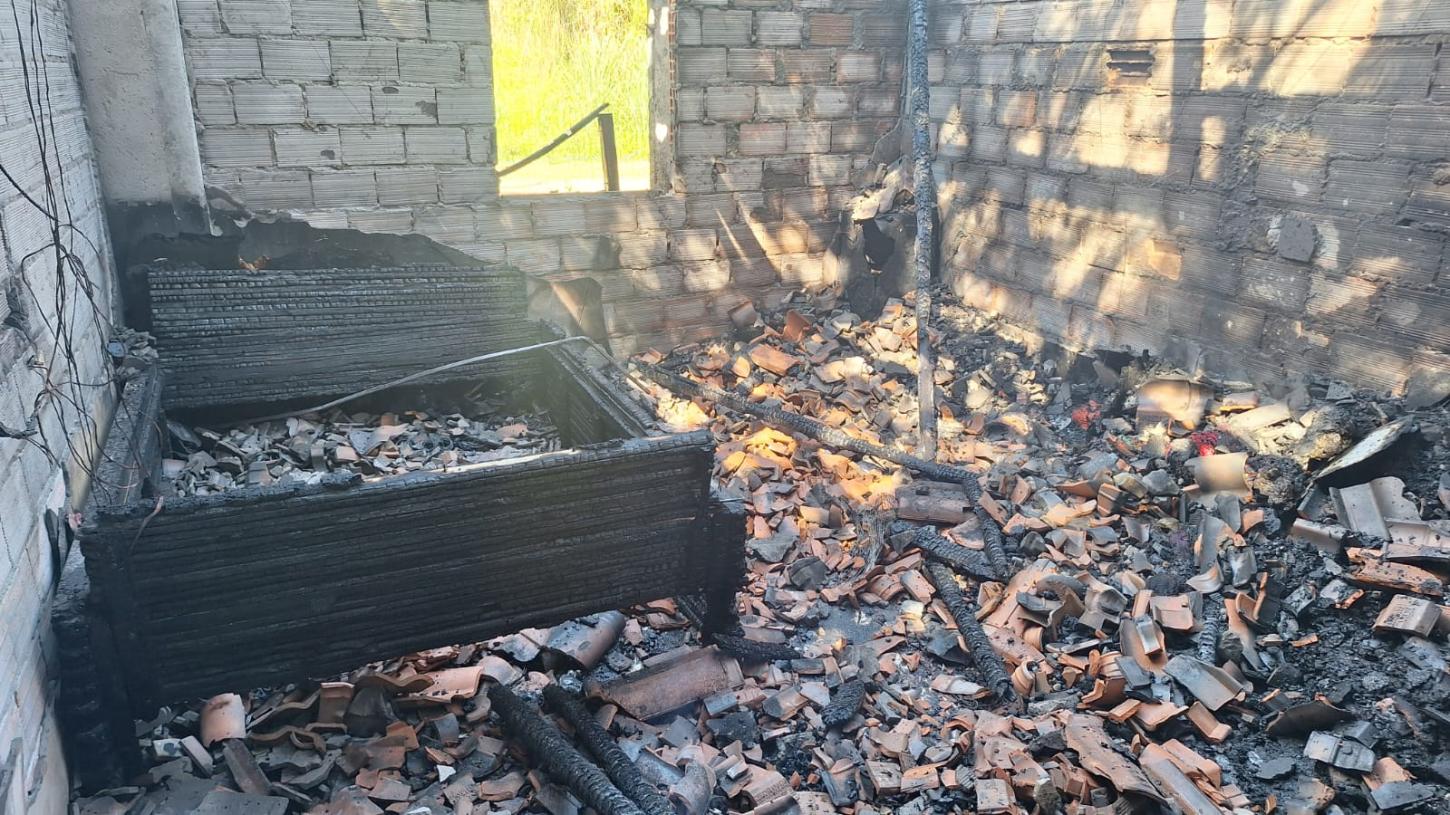 🔥 Curto-circuito em celular causa incêndio em residência