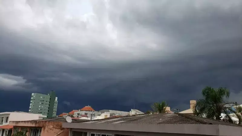 ⛈️ Frente fria traz risco de temporais e alagamentos para Santa Catarina