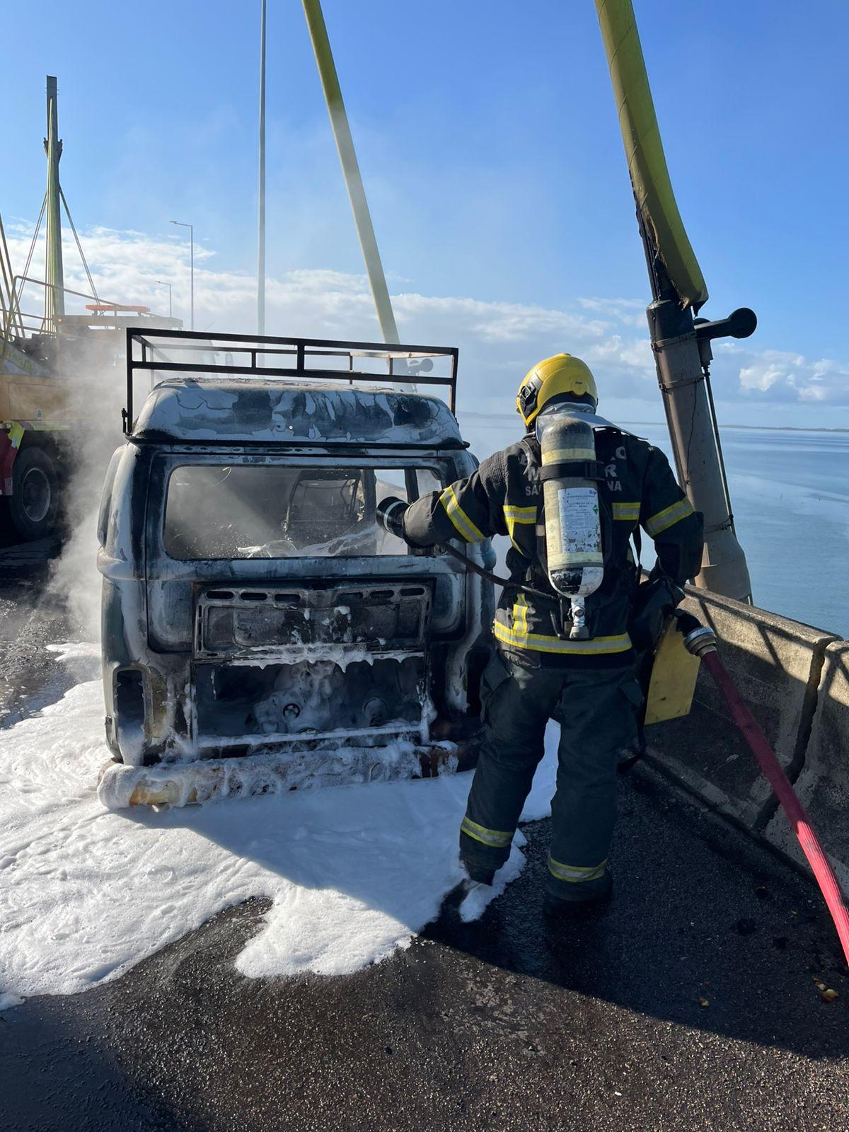 🚒 Kombi pega fogo e chamas atingem estai da Ponte Anita Garibaldi em Laguna