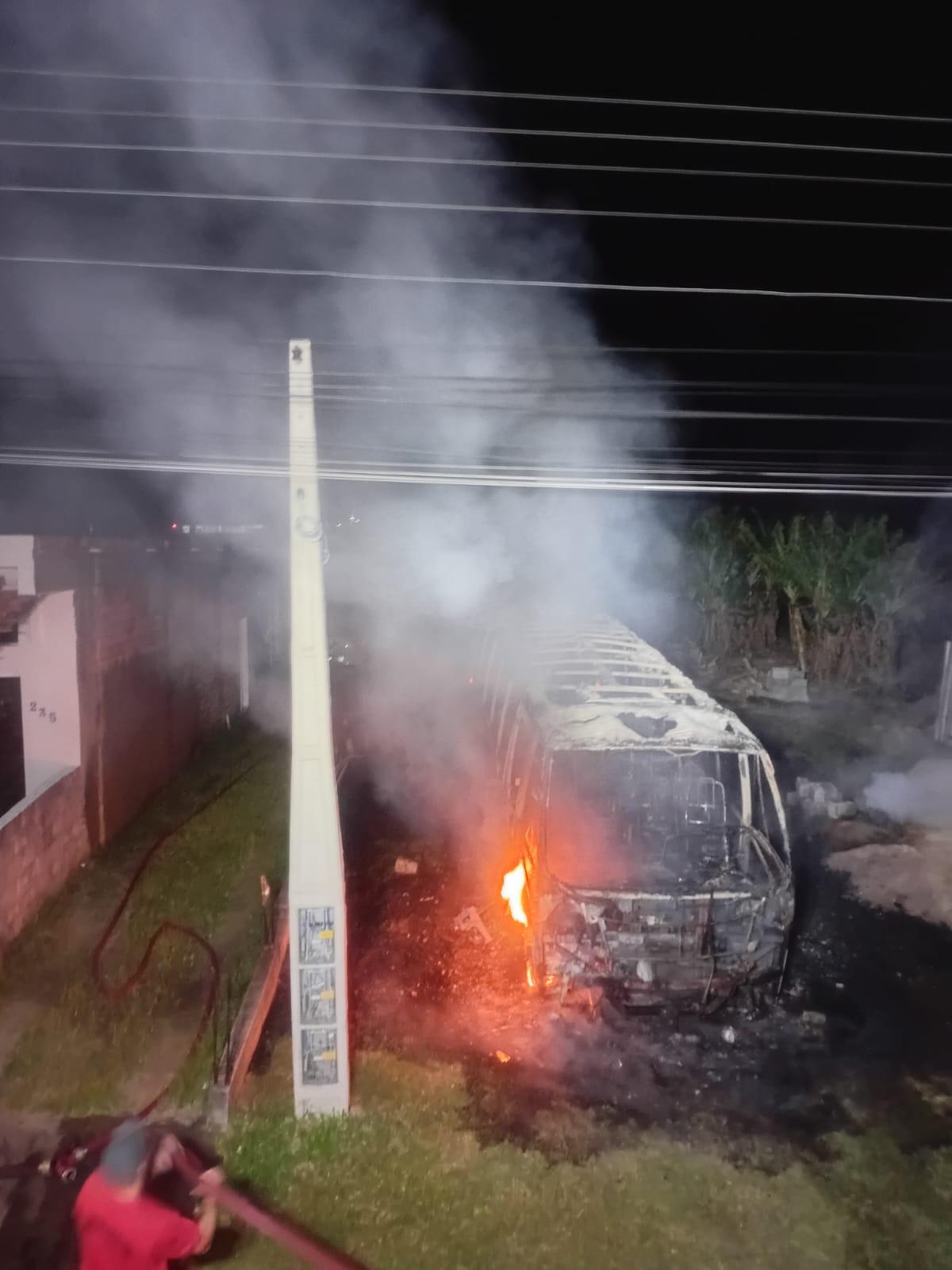 🔥 Micro-ônibus é destruído por incêndio 