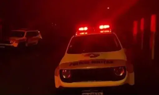 🚗 Motorista embriagado colide contra poste e é contido por populares