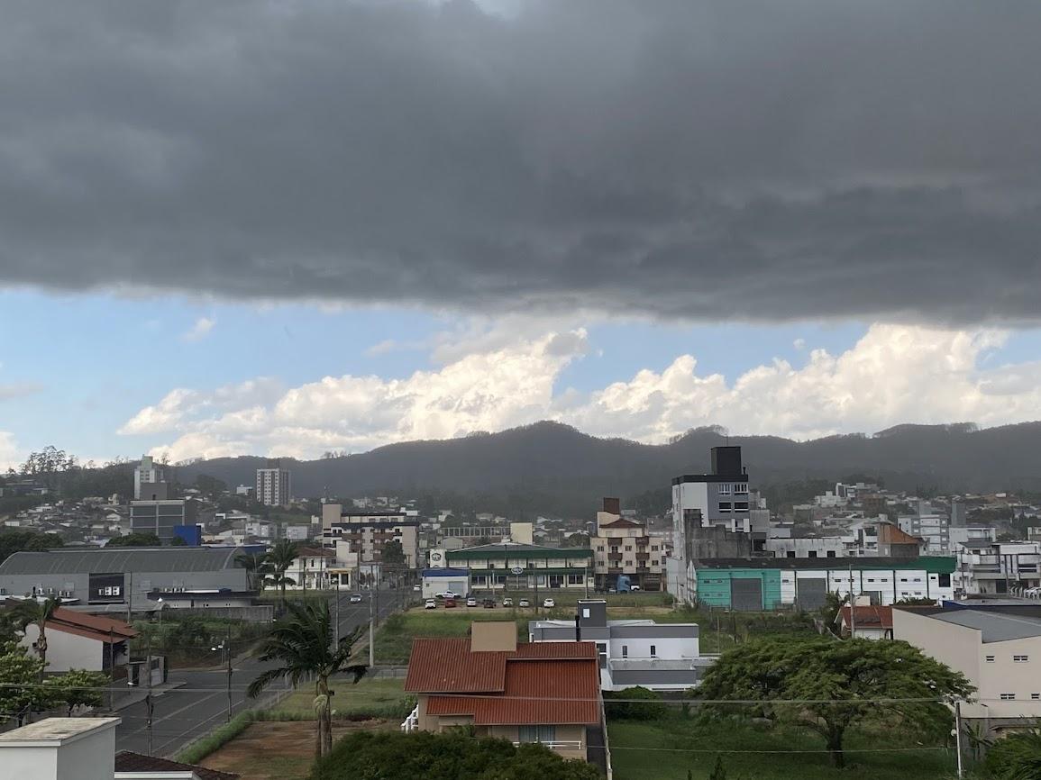 ⚠️ Mudança no tempo: Baixa pressão traz temporais e chuva persistente para SC