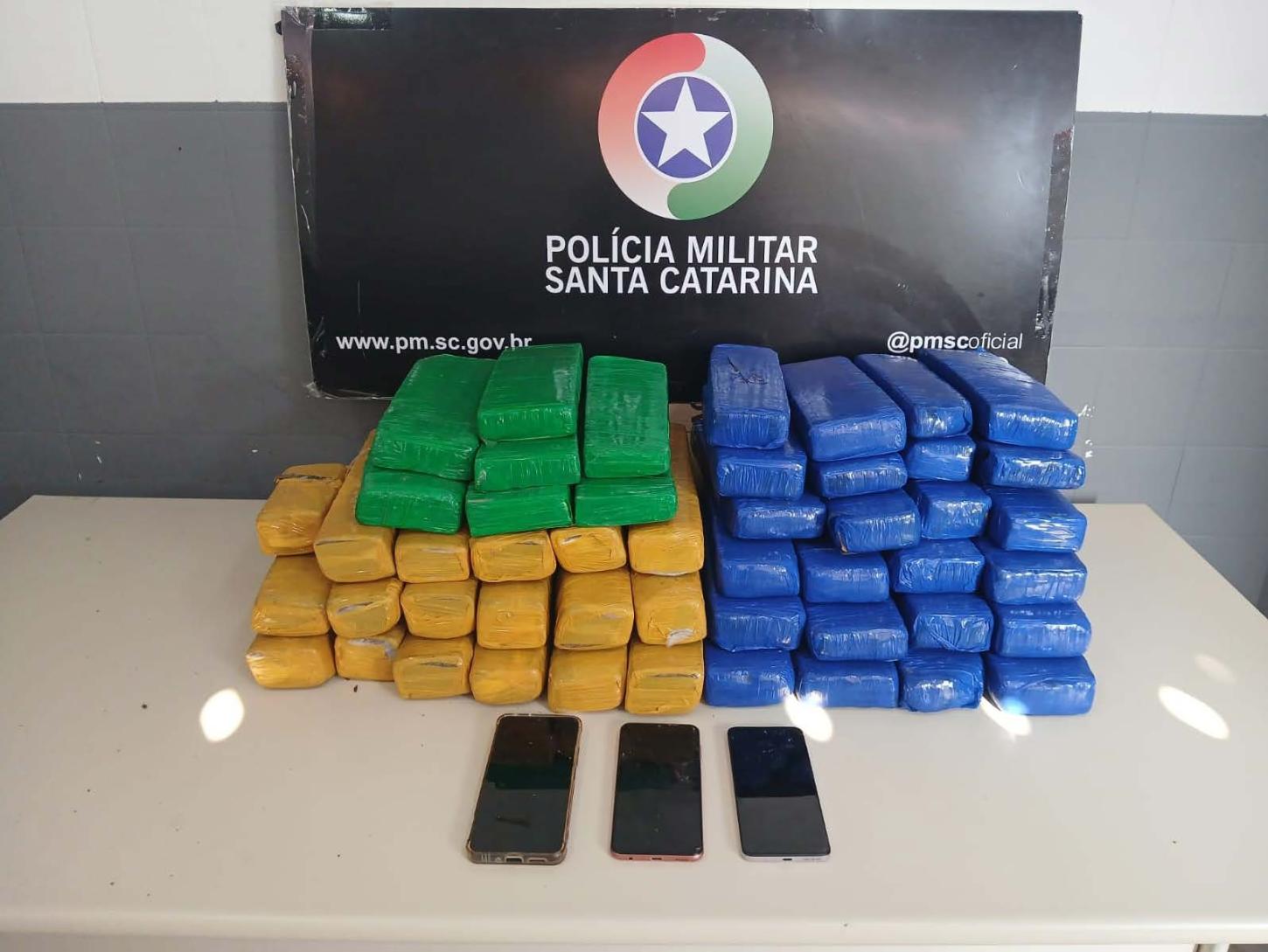🚔 Mulher é presa com 40kg de maconha e filha de 12 anos no carro
