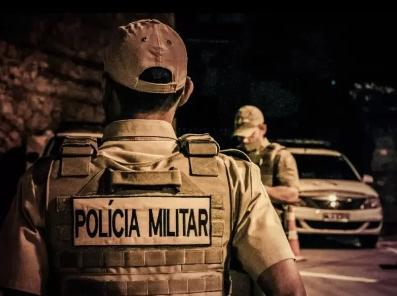 Mulher é presa e adolescente apreendido por tráfico de drogas em Criciúma