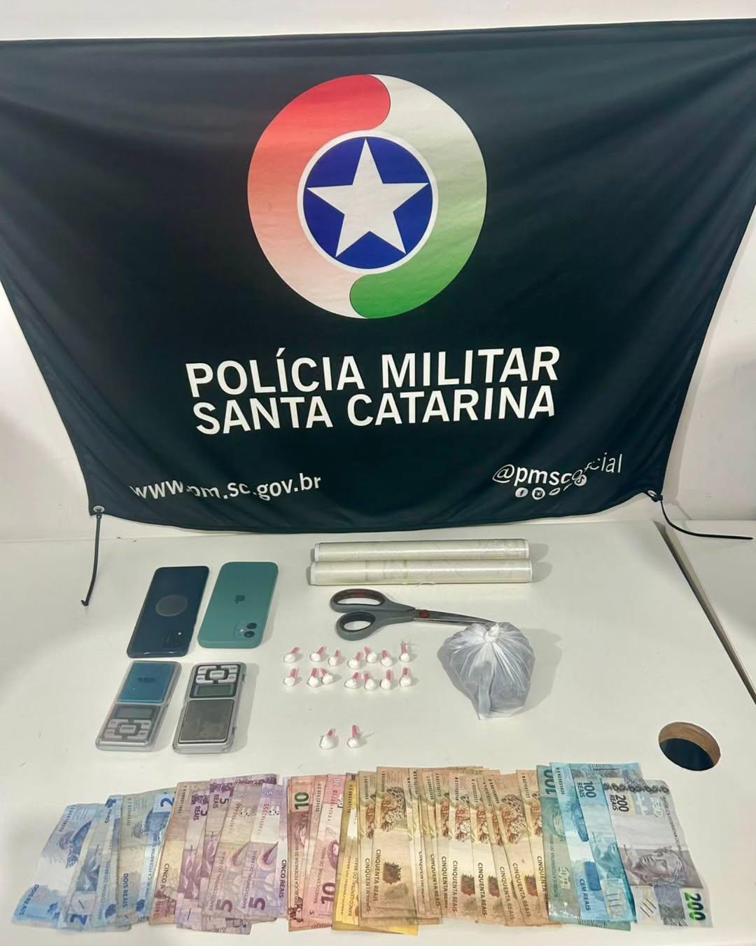 PM fecha ponto de tráfico e prende casal no bairro Sambaqui