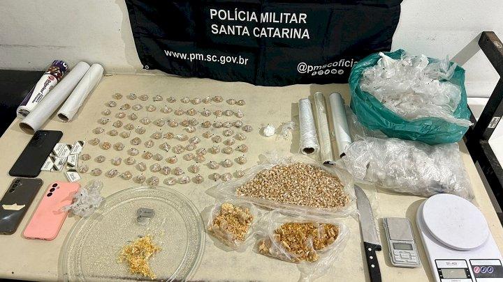 🚨 PM prende quatro pessoas com mais de meio quilo de crack