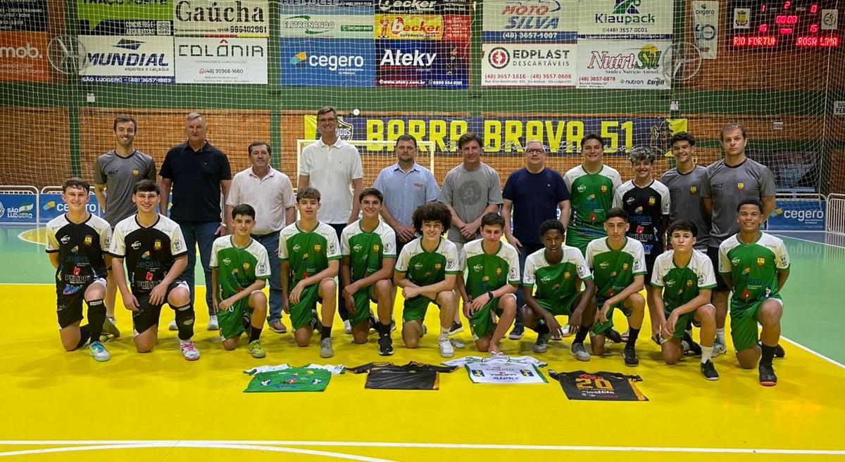 São Ludgero entrega novos uniformes para equipe Sub-16 de futsal