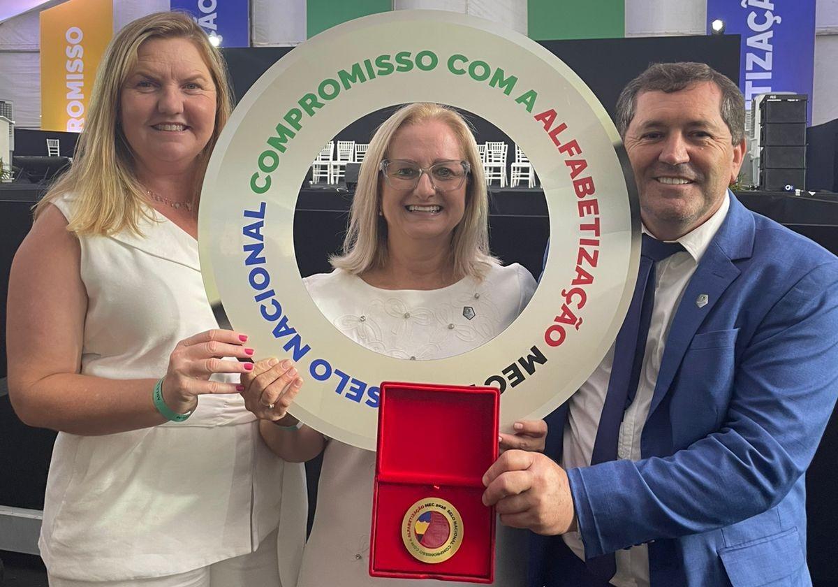 São Ludgero recebe Selo Ouro de Alfabetização do MEC em Brasília