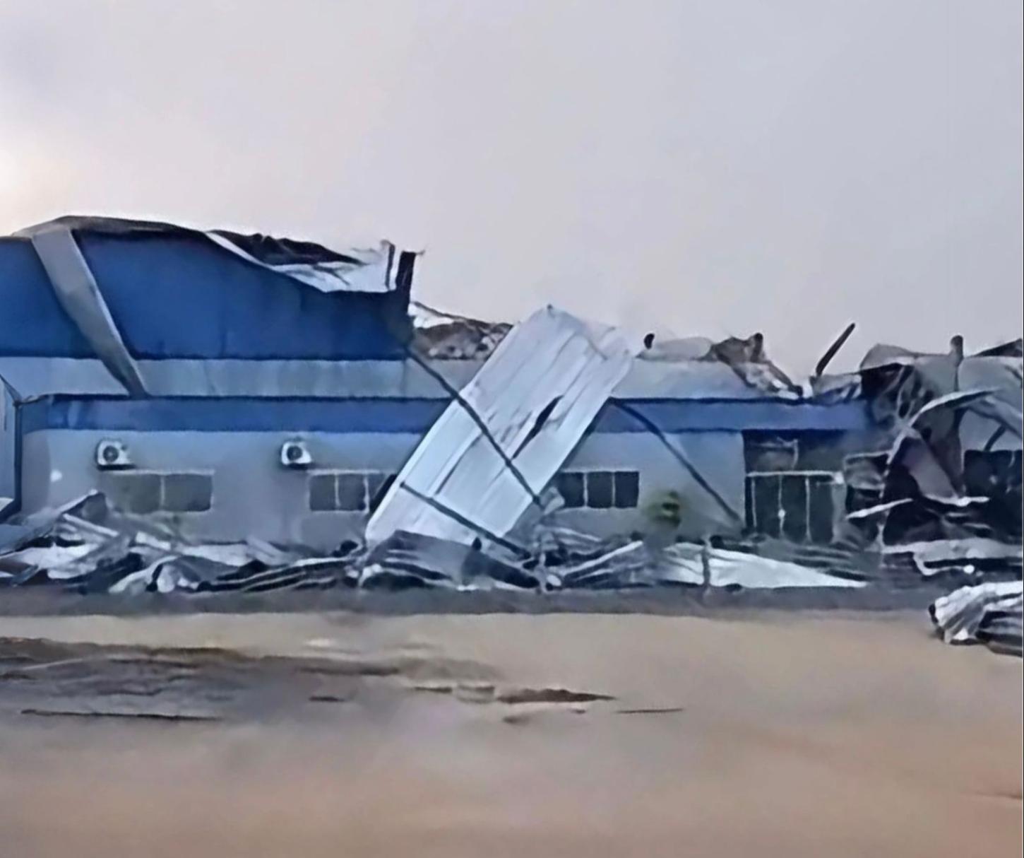 🏚️ Temporal com ventos causa destruição em fábrica de molduras em Braço do Norte