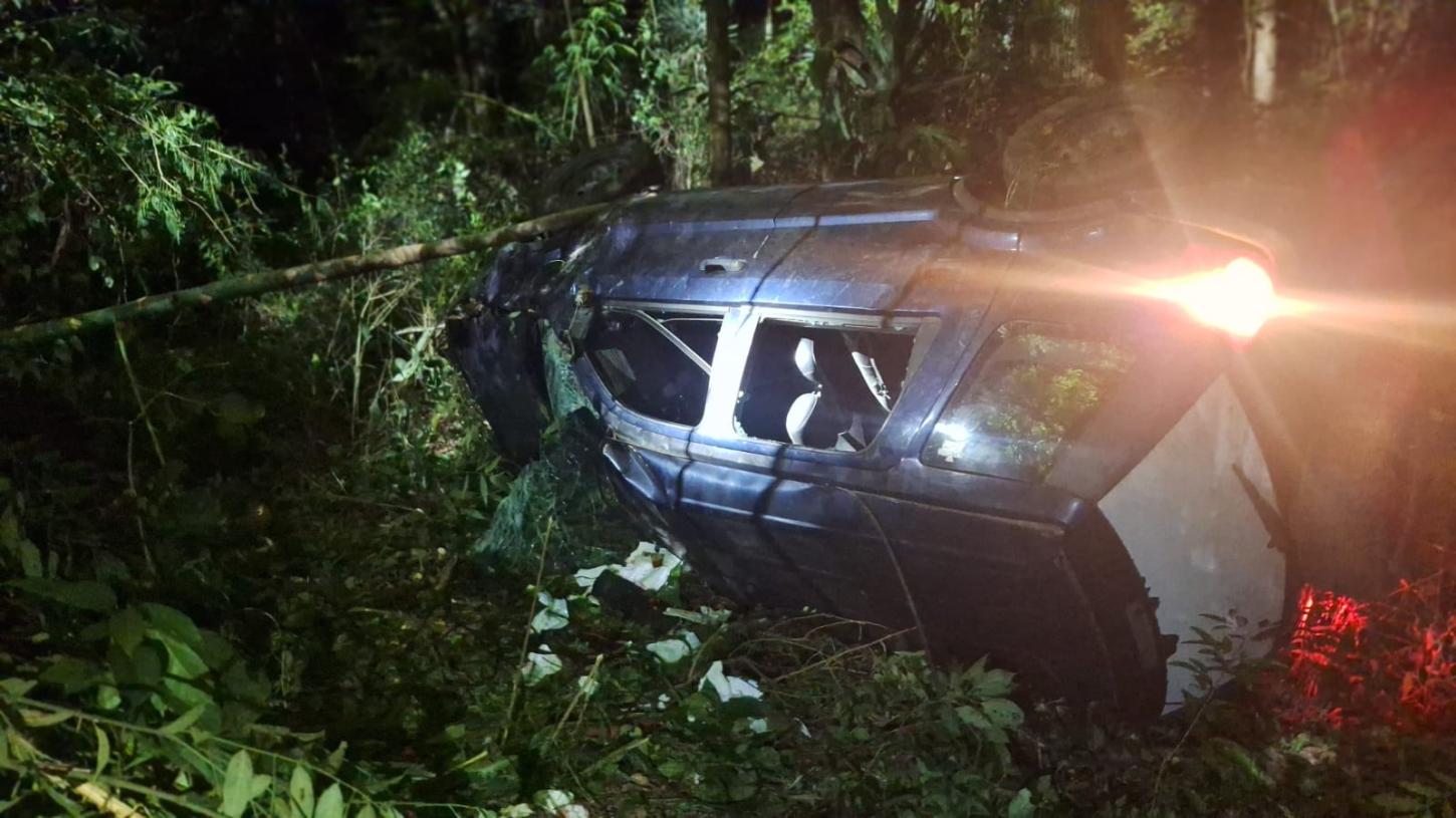 🚙 Veículo cai em ribanceira de 15 metros após colidir com poste