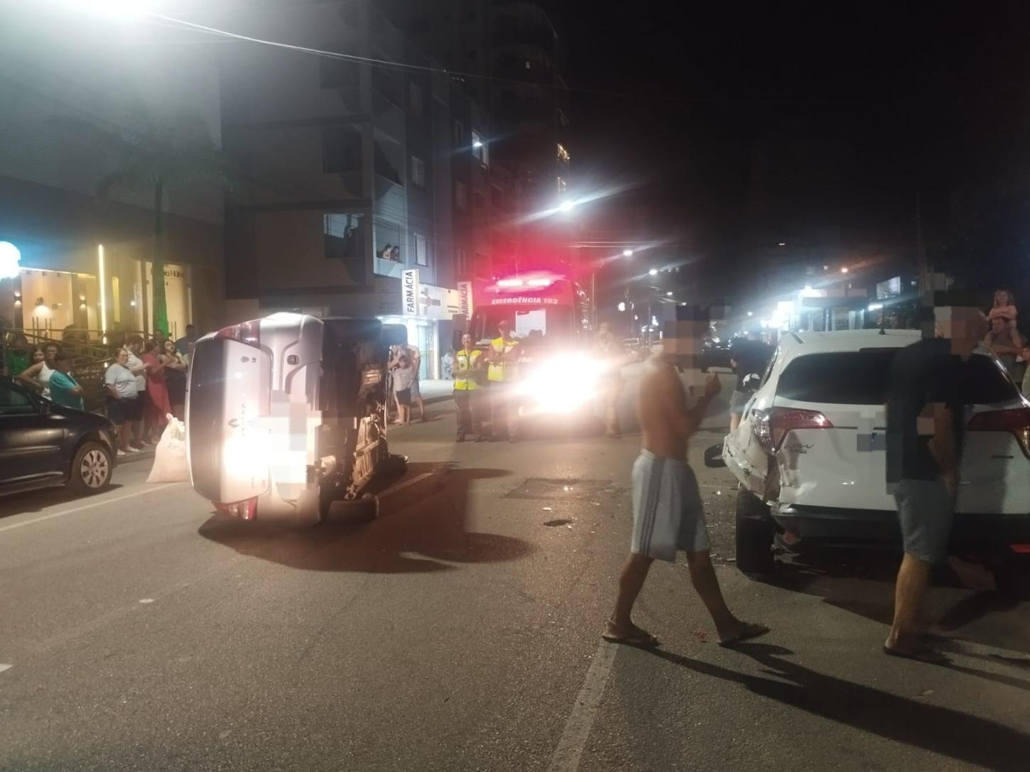 🚘 Veículo capota após colidir com carro estacionado