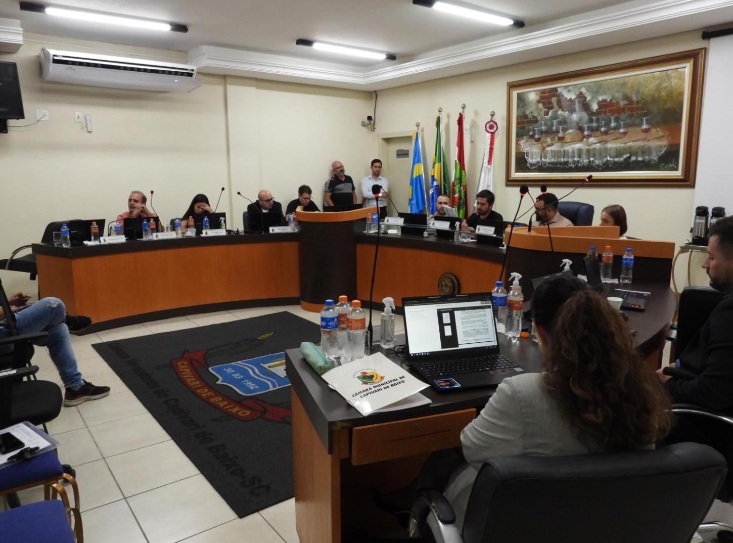 🏛️ Votação de relatório da CEI é adiada em Capivari de Baixo após recurso de vereador