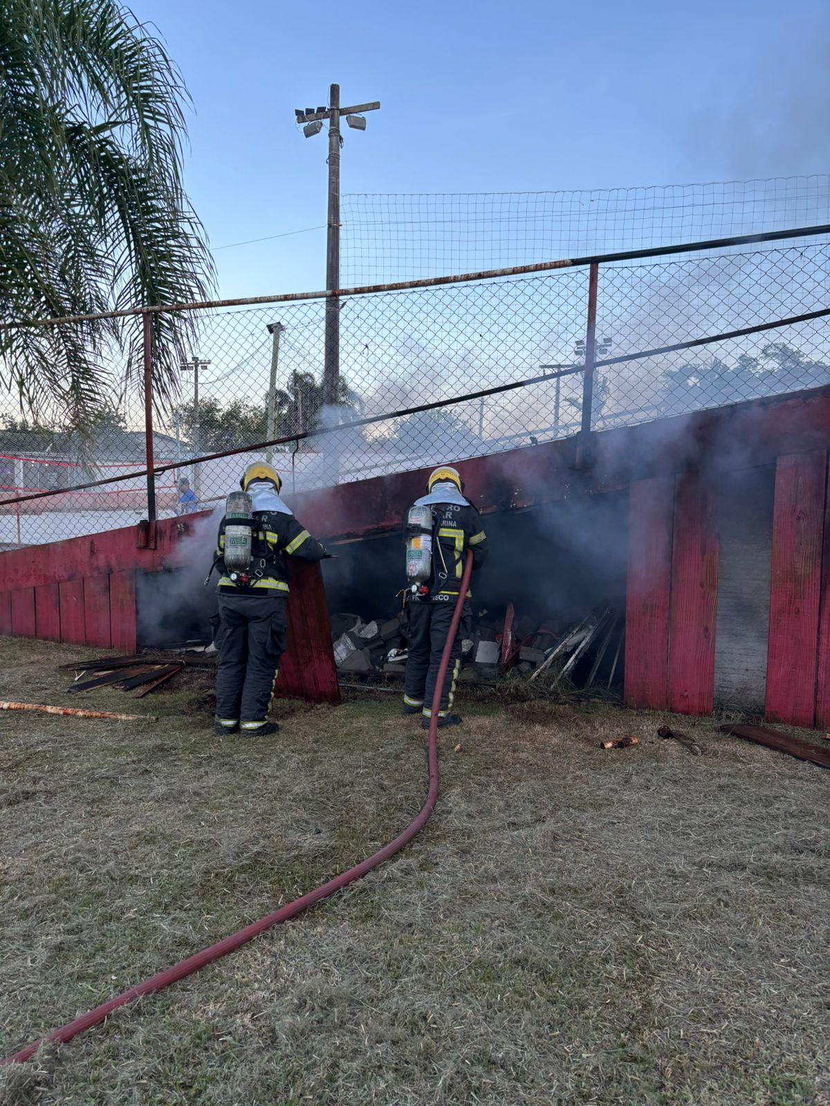 🚒 Bombeiros combatem incêndio no Estádio do Hercílio Luz em Tubarão