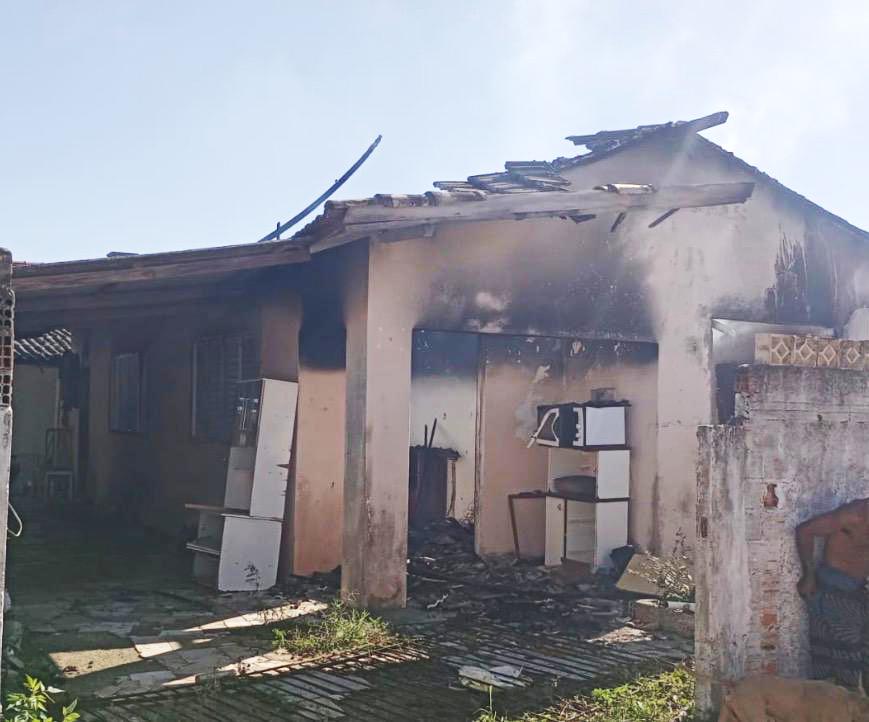 👨‍🚒 Bombeiros evitam que incêndio destrua casas vizinhas em Tubarão