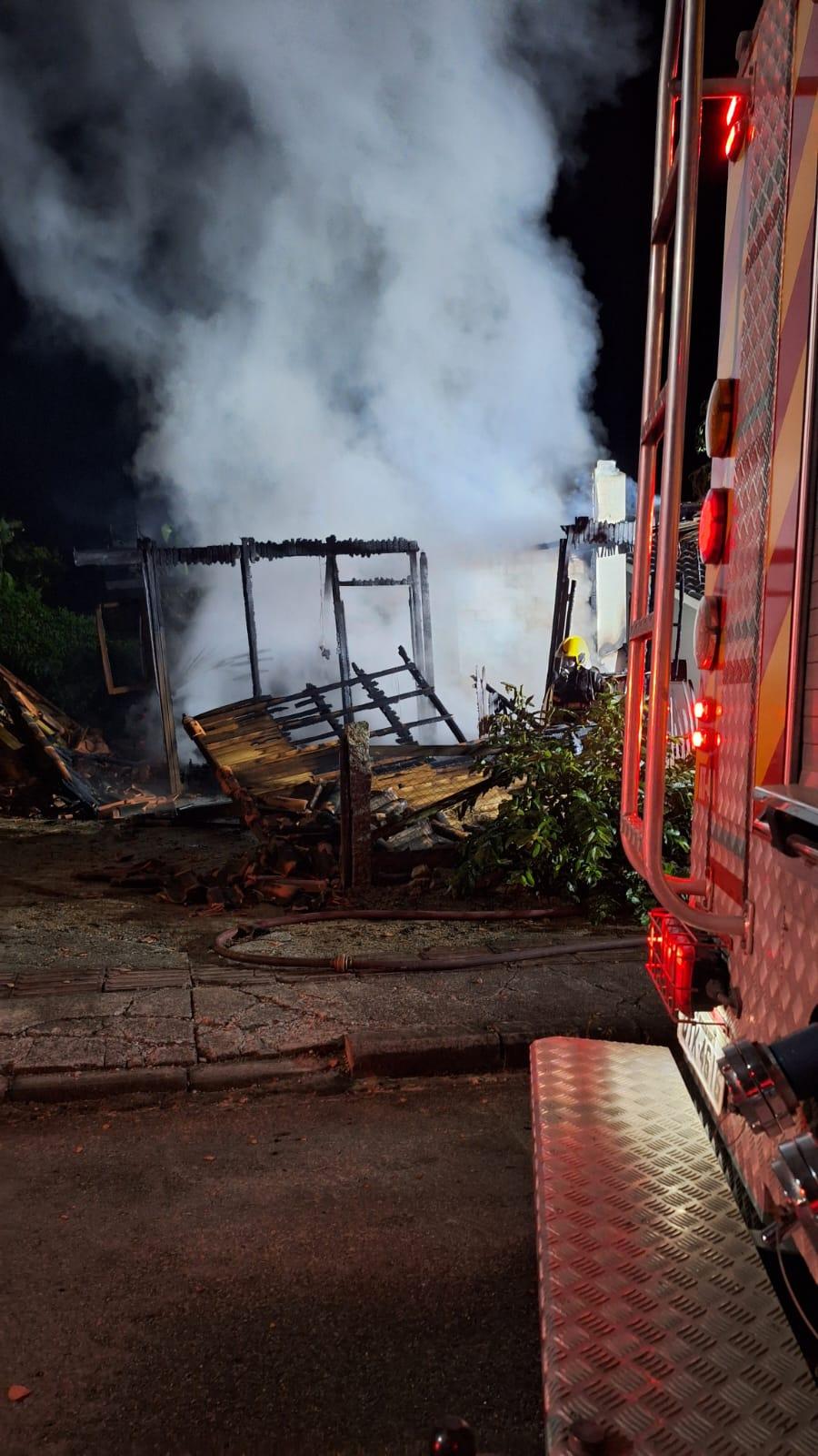 🏠 Bombeiros utilizam 8 mil litros de água para combater incêndio em residência