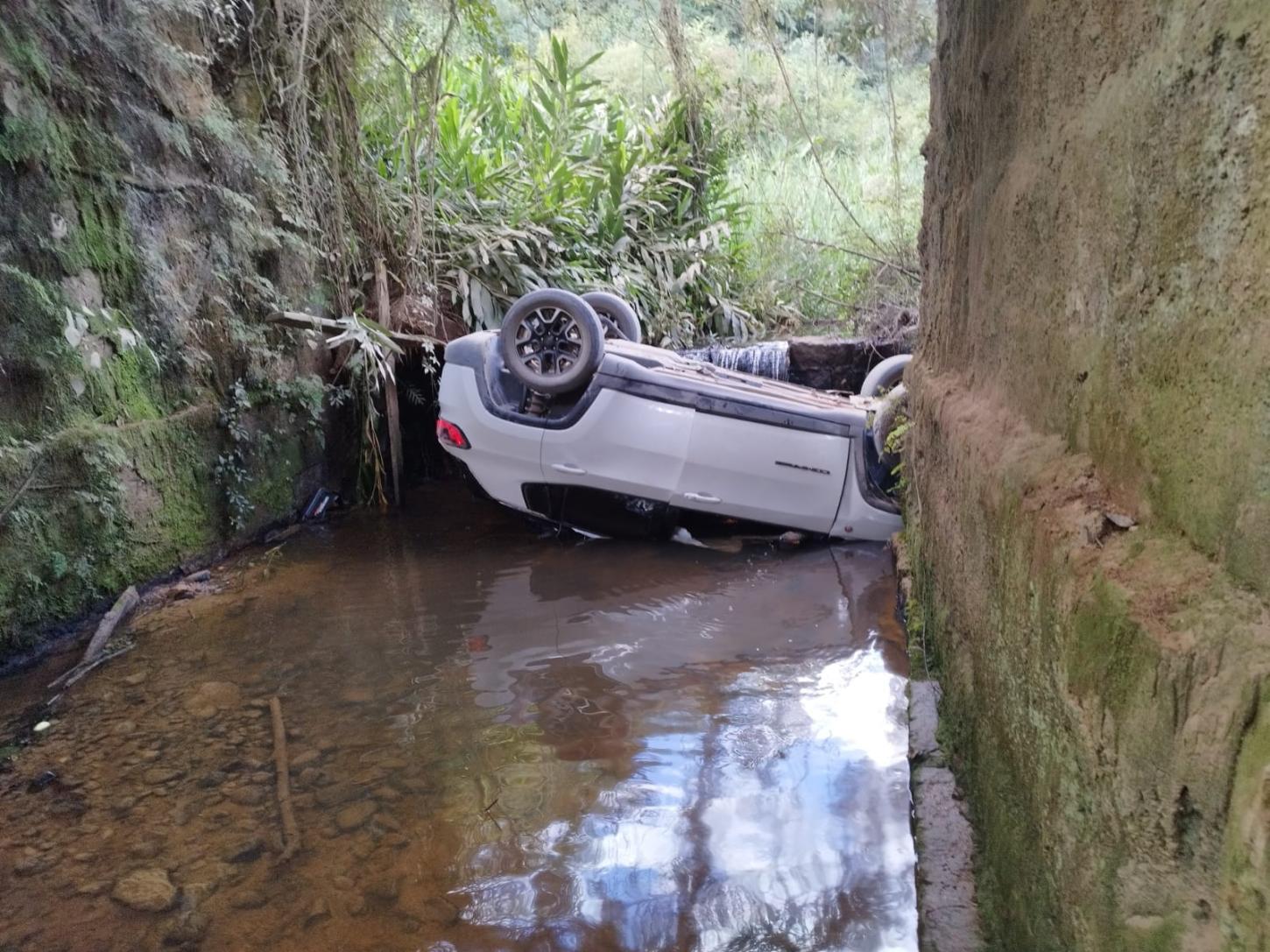 🌊 Carro cai em rio após saída de pista em Grão-Pará
