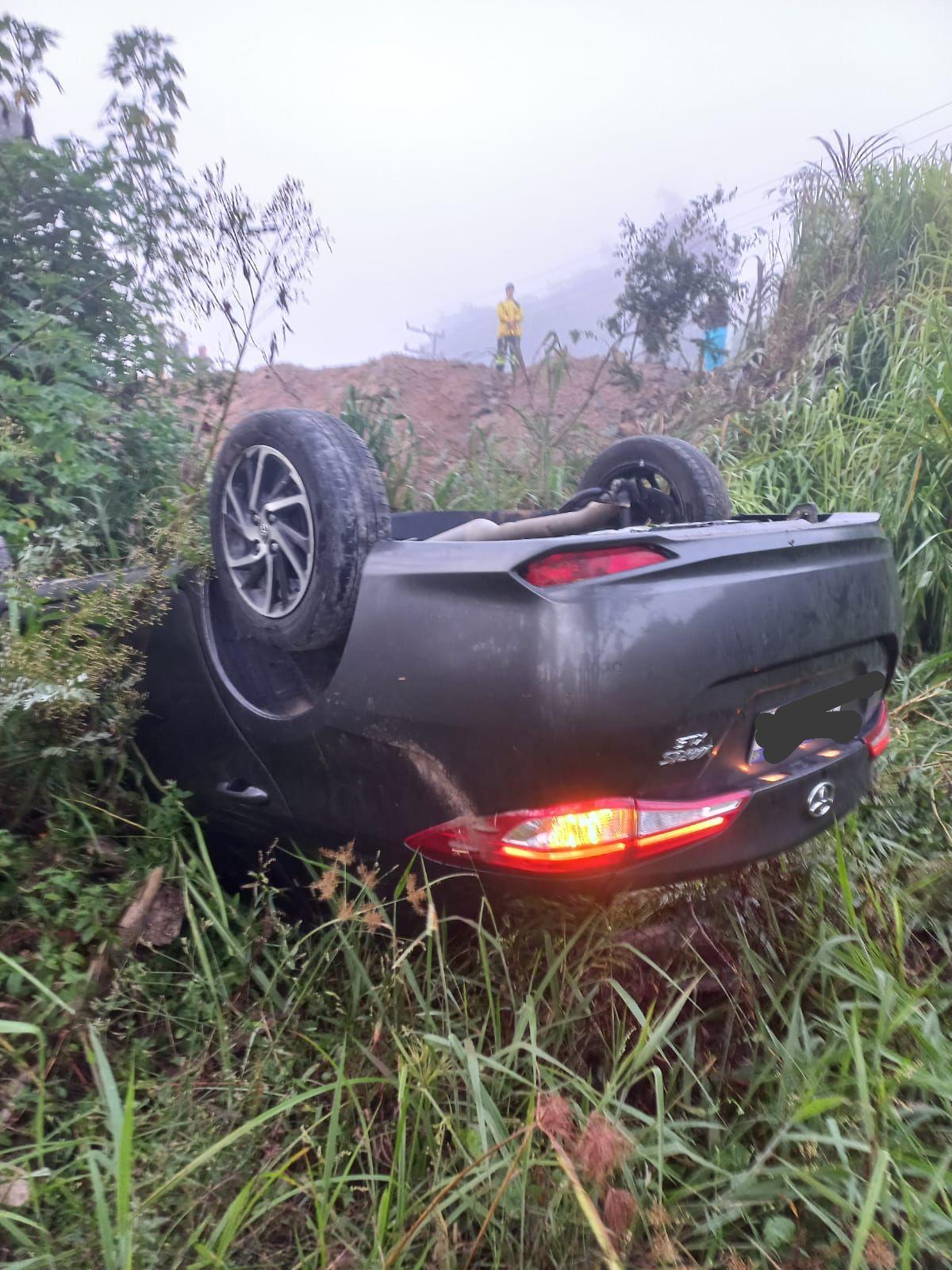 🚗 Carro capota após sair da pista na SC-435 em Gravatal