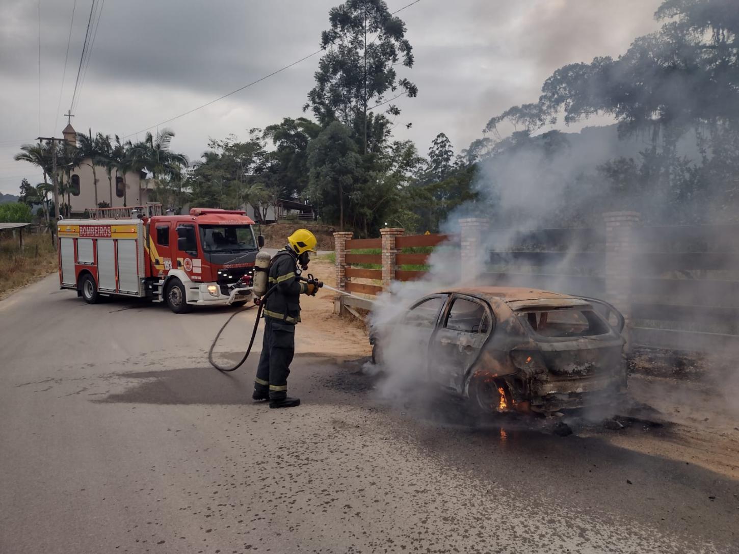 🚗 Carro é completamente destruído por fogo na Estrada Geral em São Ludgero