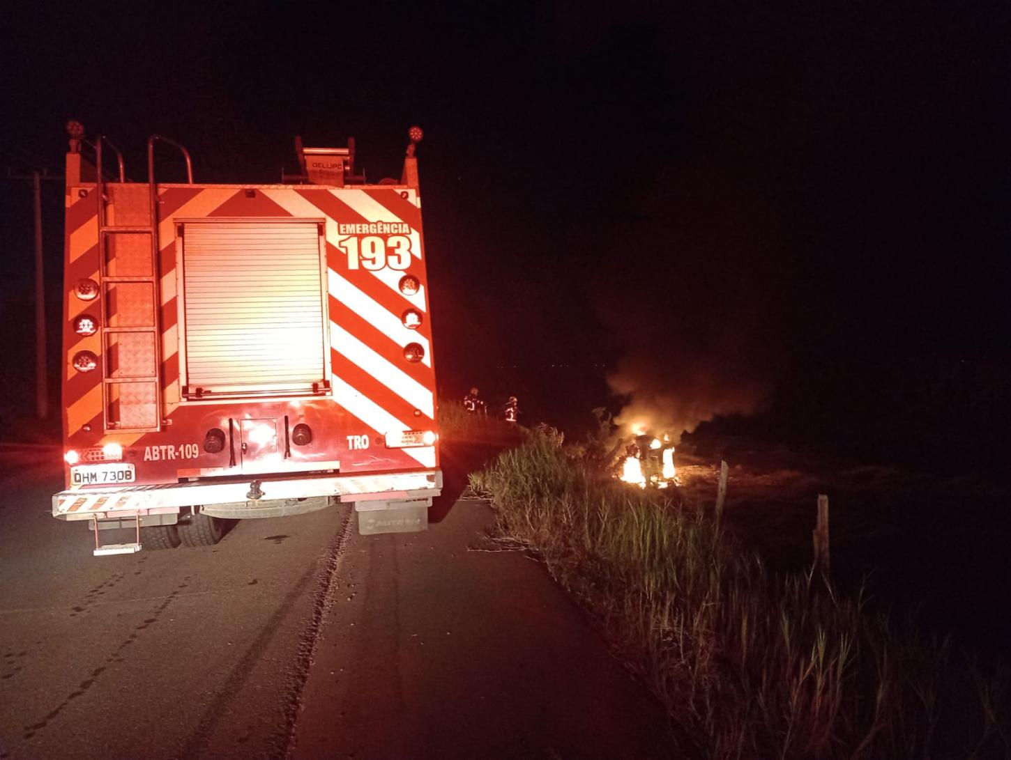 🚗 Carro sai da pista e pega fogo na Rodovia Ageu Medeiros em Tubarão