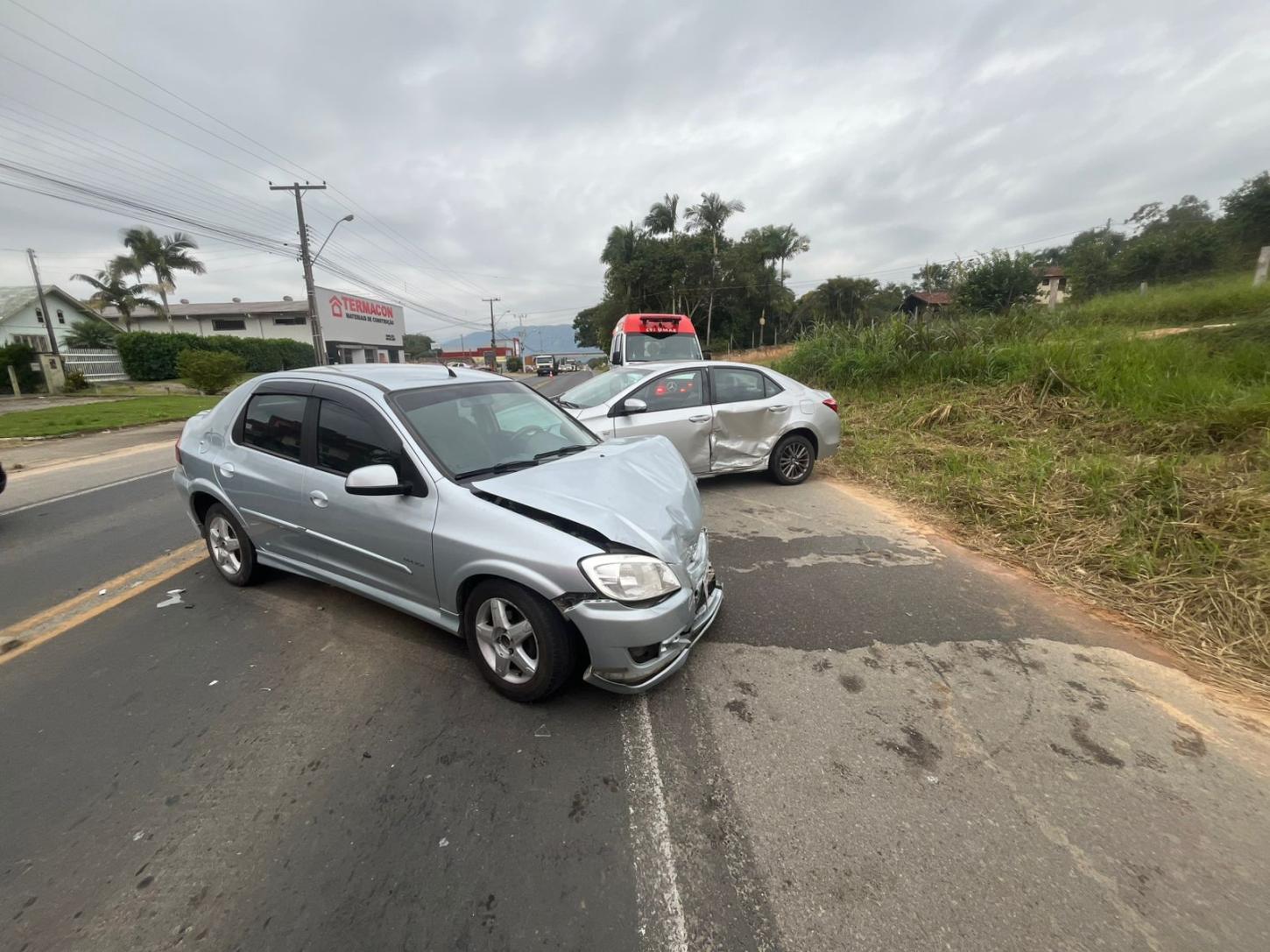 🚨 Colisão entre Corolla e Prisma mobiliza Bombeiros e Samu na SC-370, em Gravatal