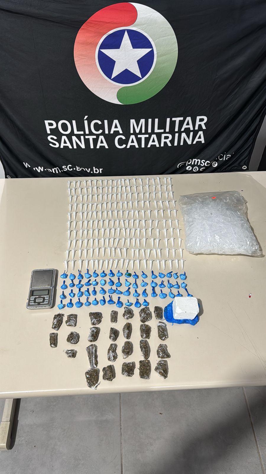 🚨 Dupla é presa em flagrante com grande quantidade de drogas em São Ludgero