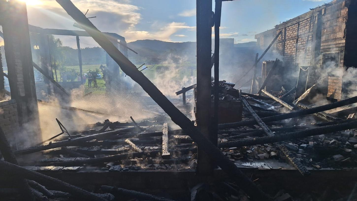 🚒 Fogo destrói salão de festas de 100 metros quadrados em Rio Fortuna