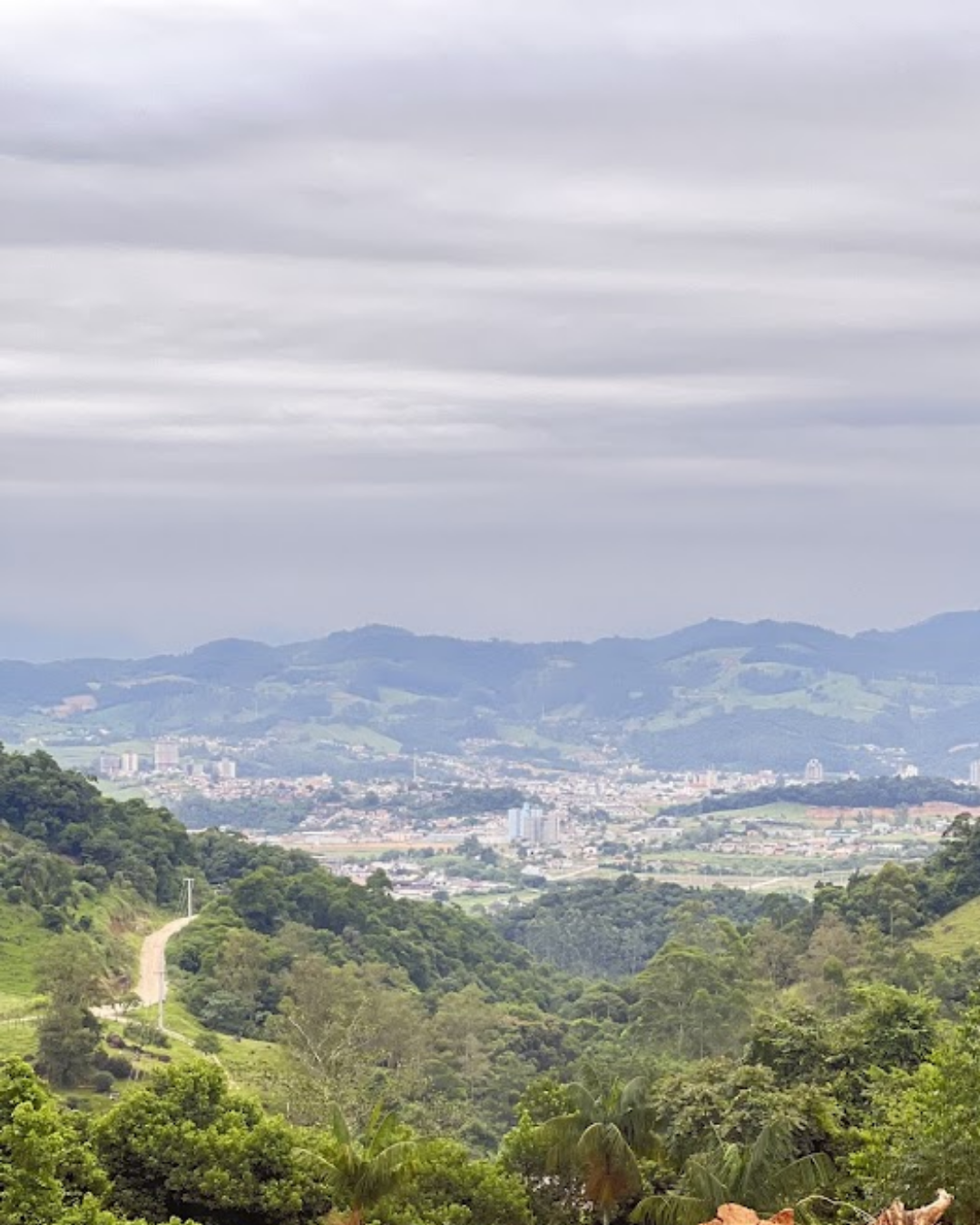 ⛈️ Frente fria avança e mantém alerta para temporais em Santa Catarina