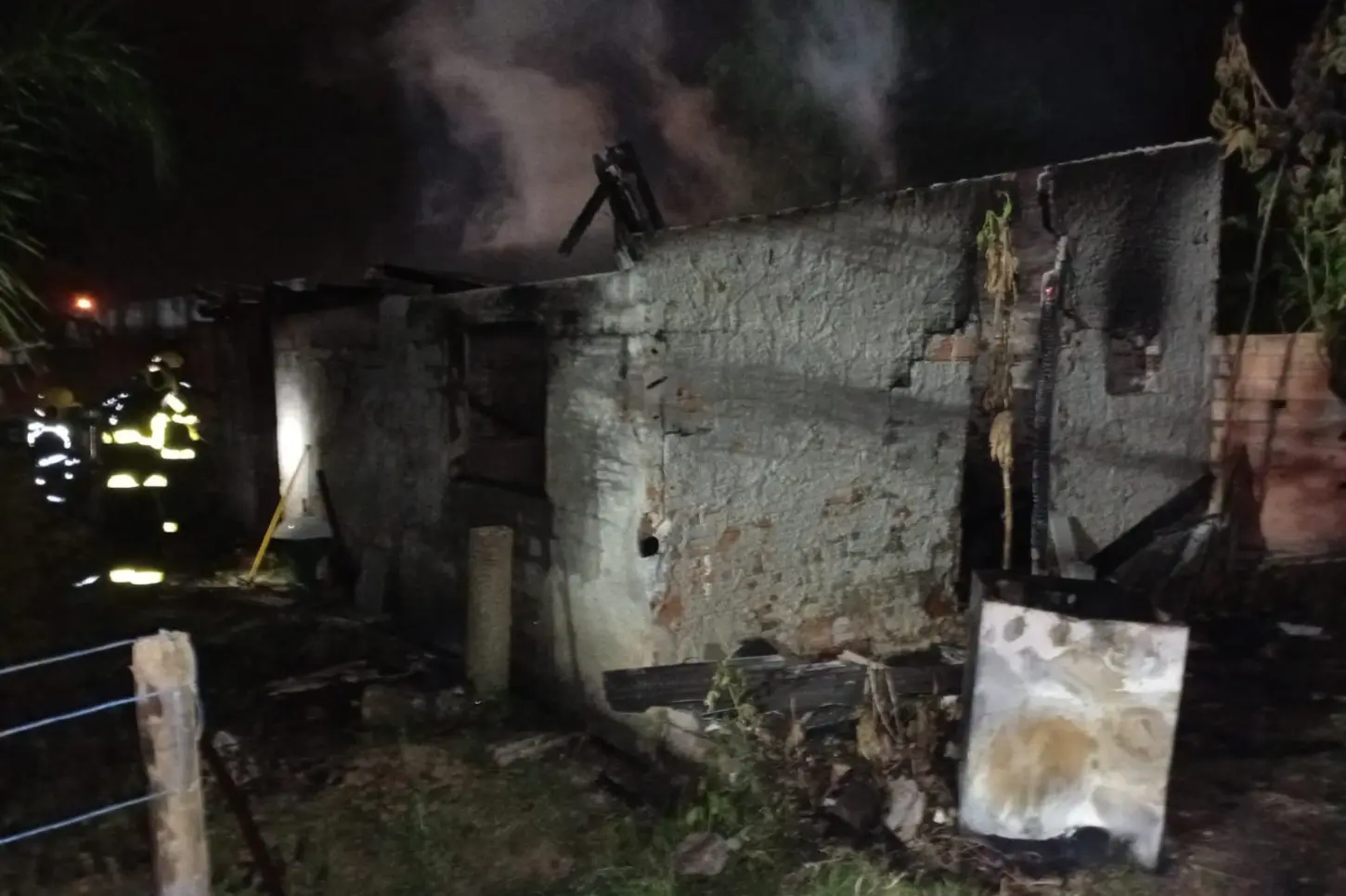 ⚖️ Grupo invade residência e ateia fogo em depósito em Cocal do Sul