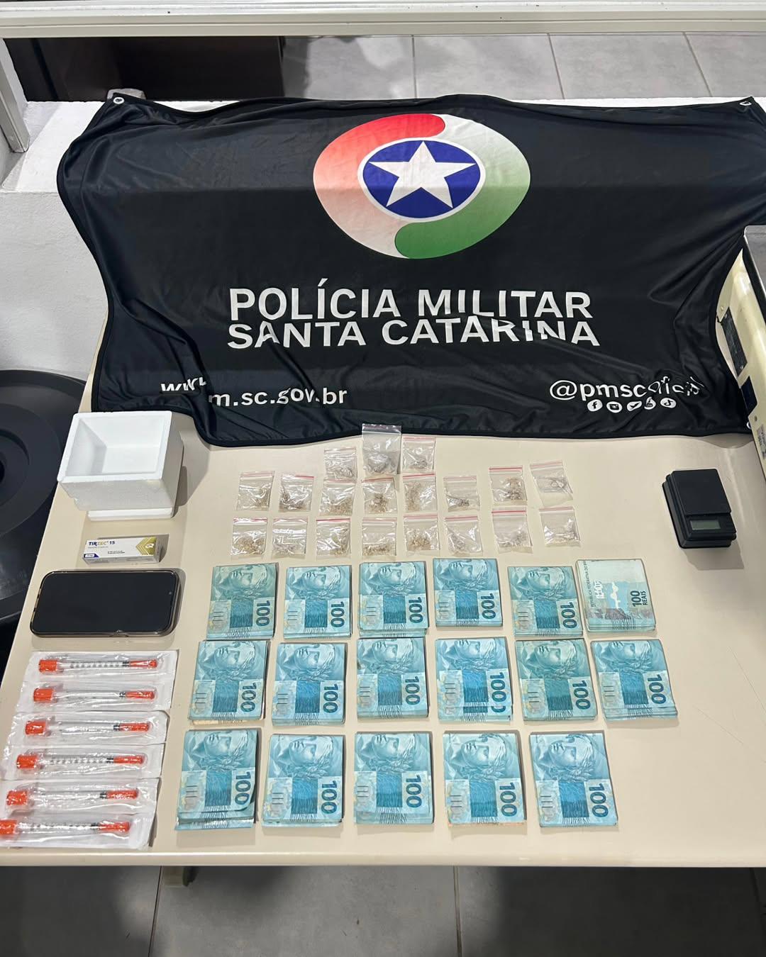 🚨 Homem é preso com droga sintética, medicamento injetável e R$ 17 mil em Tubarão