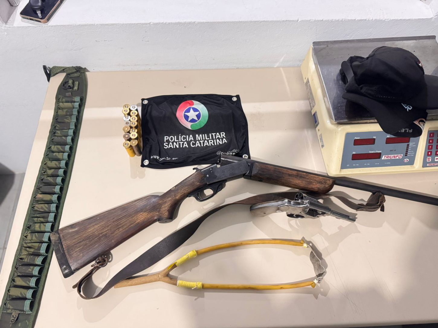 🚨 Homem é preso com revólver e espingarda após ameaçar frequentadores de bar em Braço do Norte