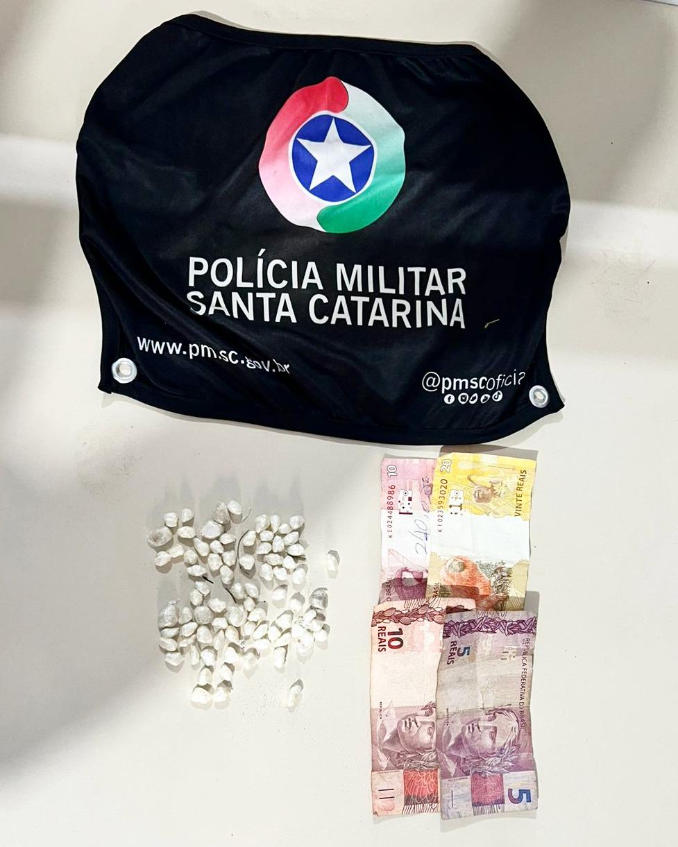 🚨 Homem é preso por tráfico de drogas próximo a creche e escola em Tubarão