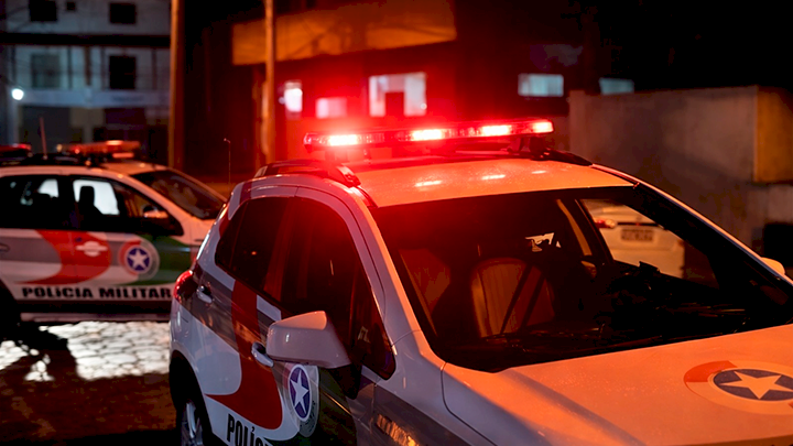 🚨 Homem embriagado é preso no telhado de casa após atropelamento e fuga em Braço do Norte