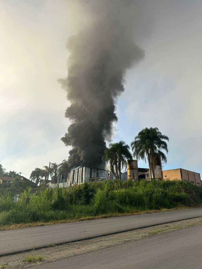 🚒 Incêndio de grandes proporções atinge empresa em São Ludgero
