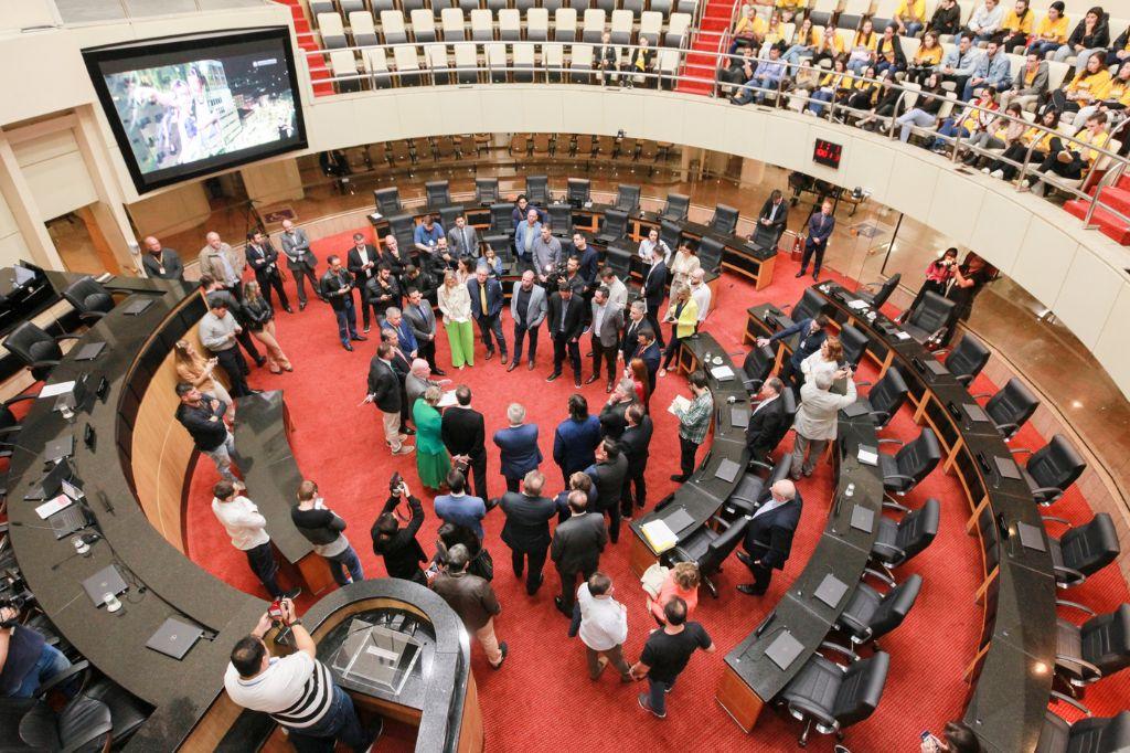 🔄 Janela partidária e renúncias redesenham o mapa político de SC