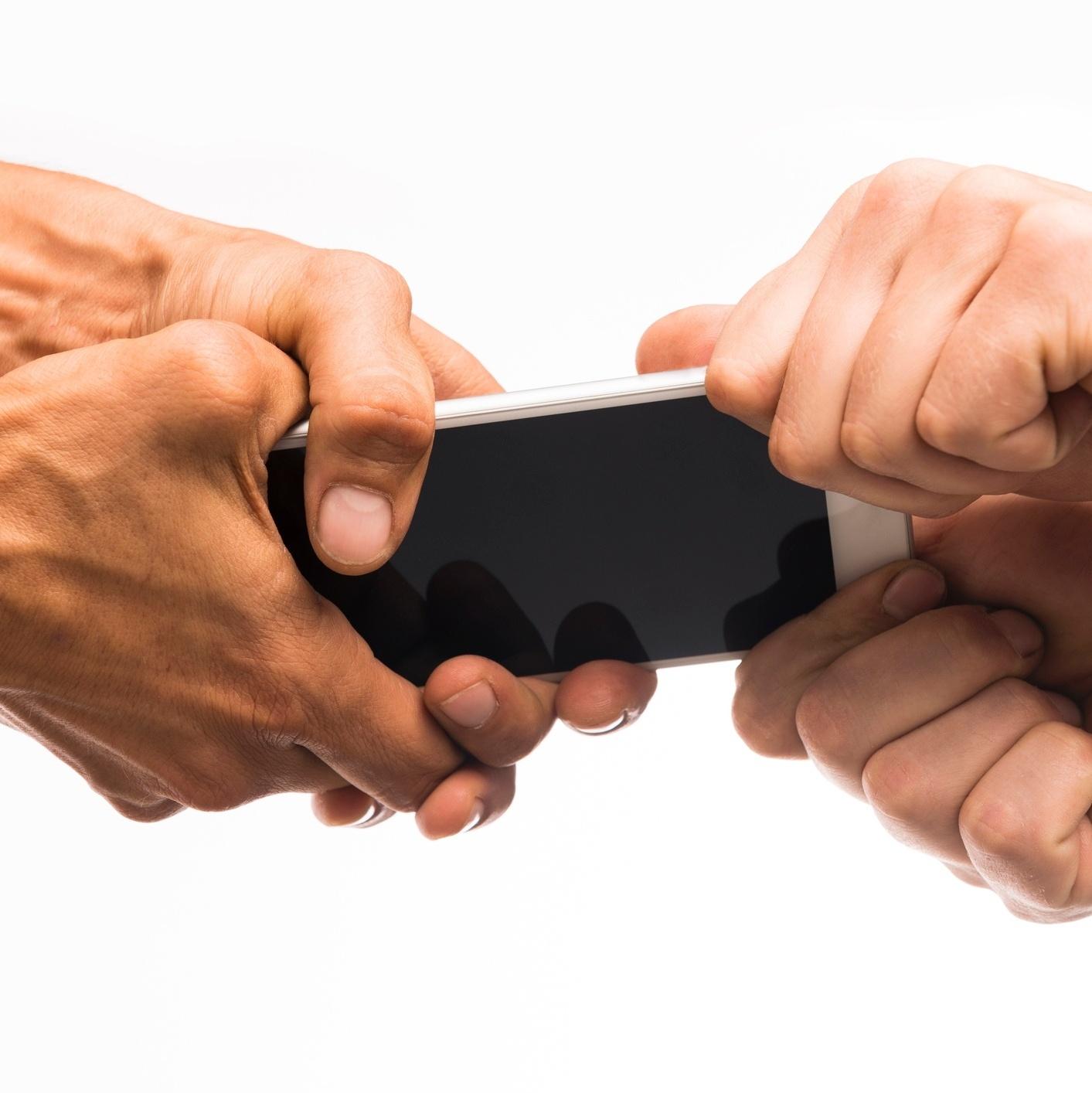 🚔 Motociclista com capacete espelhado rouba celular de pedestre em Tubarão