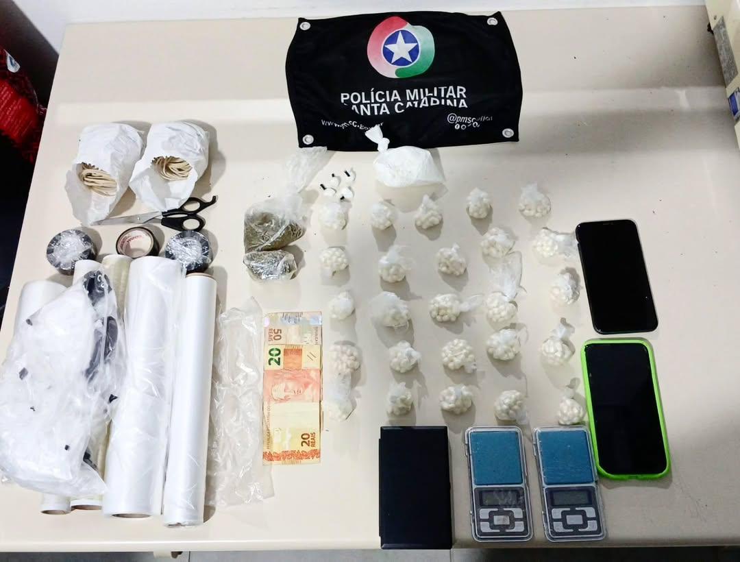 🚔 PM fecha depósito de drogas a 100 metros de escola em Tubarão