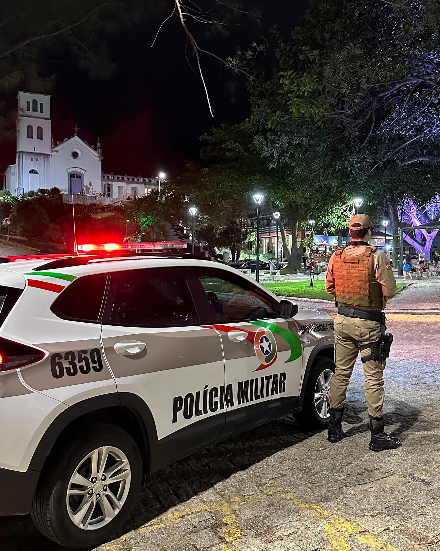 🚔 PM localiza moto furtada escondida sob lona em condomínio de Garopaba