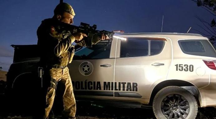 🚔 PM prende homem por tráfico de drogas no Beco da Muta em Tubarão