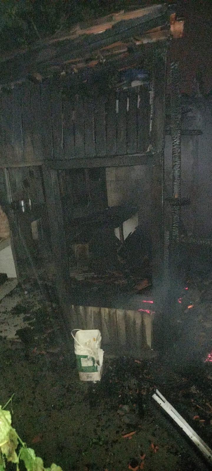🏠 Residência é atingida por incêndio durante a madrugada em Gravatal