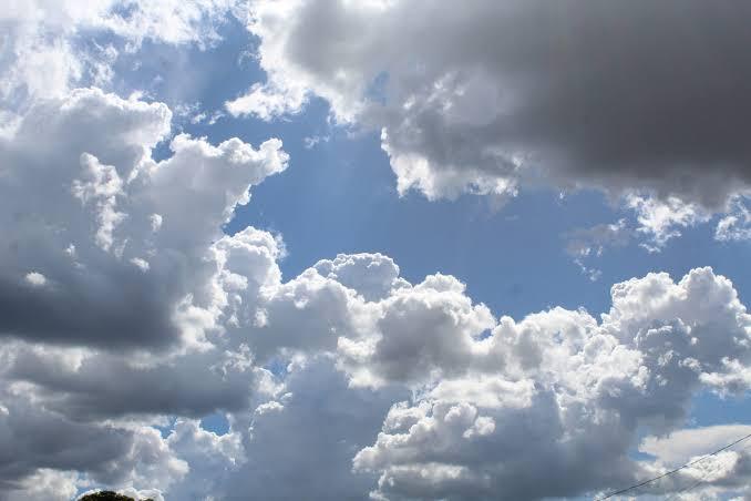 ⛈️ Sexta-feira de temporais e sábado de sol marcam o tempo em SC